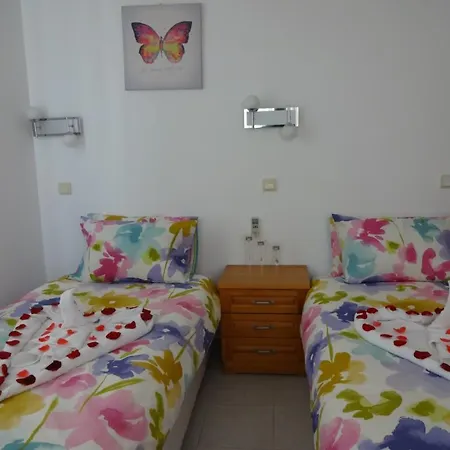Three-bedroom Venice #11 Apartment *